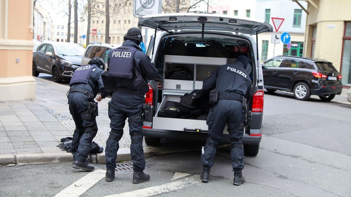 Ve Frankfurtu rozpustili celou policejní zásahovku. Byla samý extremista